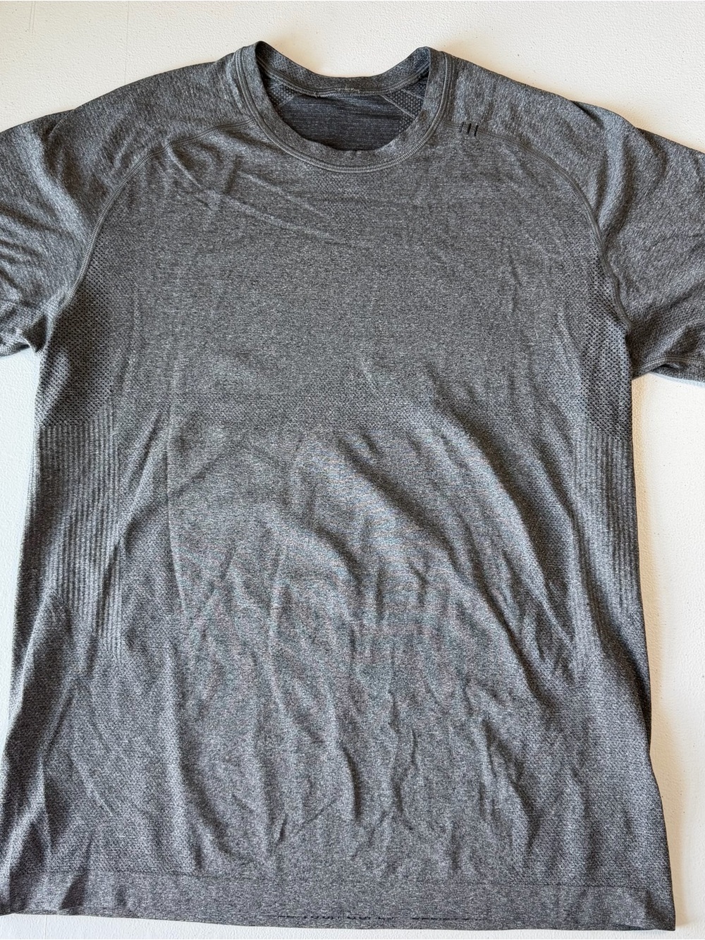 Men’s Lululemon Short Sleeve Size Medium - Picture 2 of 8